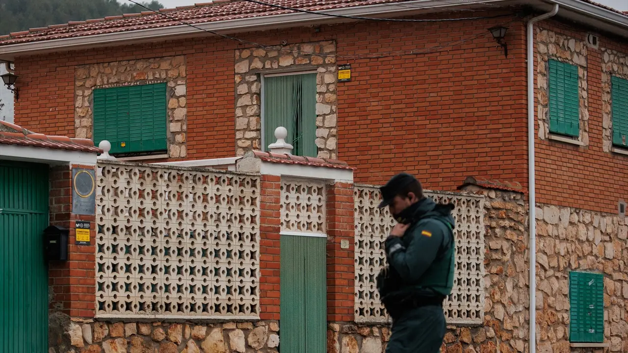 Fachada de la casa donde han hallado a tres hermanos ancianos asesinados y quemados. EP / Alejandro Mart&iacute;nez V&eacute;lez