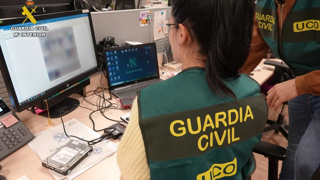 Una agente de la Guardia Civil delante de un ordenador. / EP
