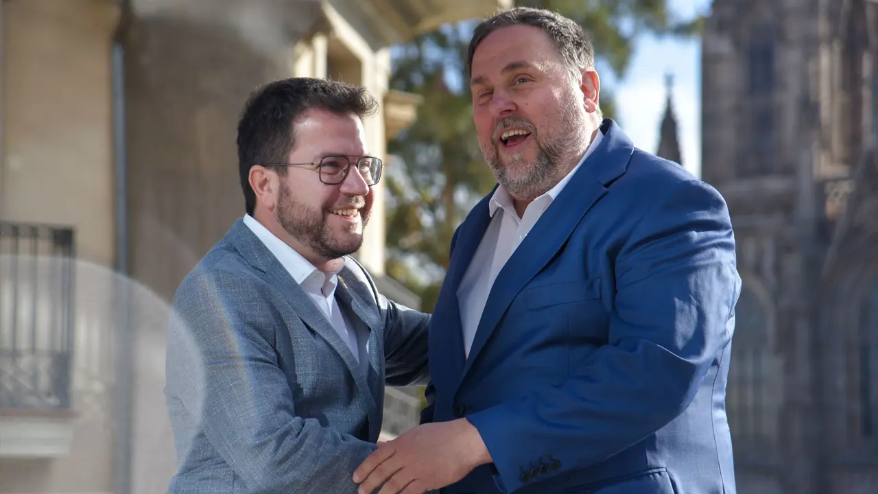 El presidente de la Generalitat de Catalunya, Pere Aragon&eacute;s (i) y el presidente de ERC, Oriol Junqueras (d). EP / Alberto Paredes