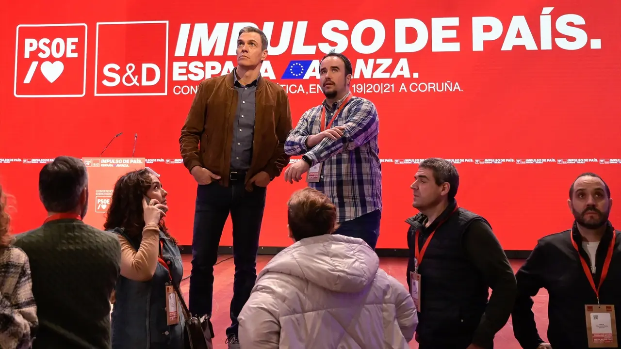 El presidente del Gobierno, Pedro S&aacute;nchez (i), durante la clausura de la convenci&oacute;n pol&iacute;tica del PSOE. EP / M. Dylan