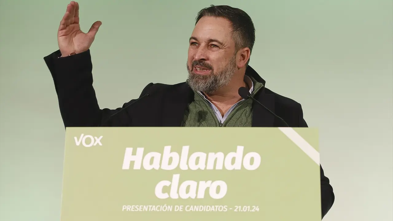 El l&iacute;der de Vox, Santiago Abascal, interviene durante la presentaci&oacute;n de candidatos para las elecciones gallegas. EP / Adri&aacute;n Irago