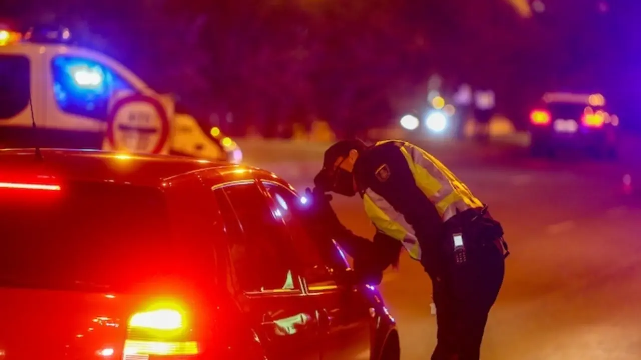 Un polic&iacute;a nacional para a un coche en un control policial en el Paseo de la Castellana de Madrid, incorporaci&oacute;n al nudo de manoteras, la noche del 2 de octubre del 2020. Las medidas de restricci&oacute;n del Gobierno central que afectan a municipios madrile&ntilde;os con alta incidencia de coronavirus han entrado en vigor a las 22 horas de esta noche. Los municipios que se ven afectados por estas nuevas restricciones son Madrid, Alcal&aacute; de Henares, Alcobendas, Alcorc&oacute;n, Fuenlabrada, Getafe, Legan&eacute;s, M&oacute;stoles, Parla y Torrej&oacute;n de Ardoz.
Ricardo Rubio / Europa Press
(Foto de ARCHIVO)
02/10/2020