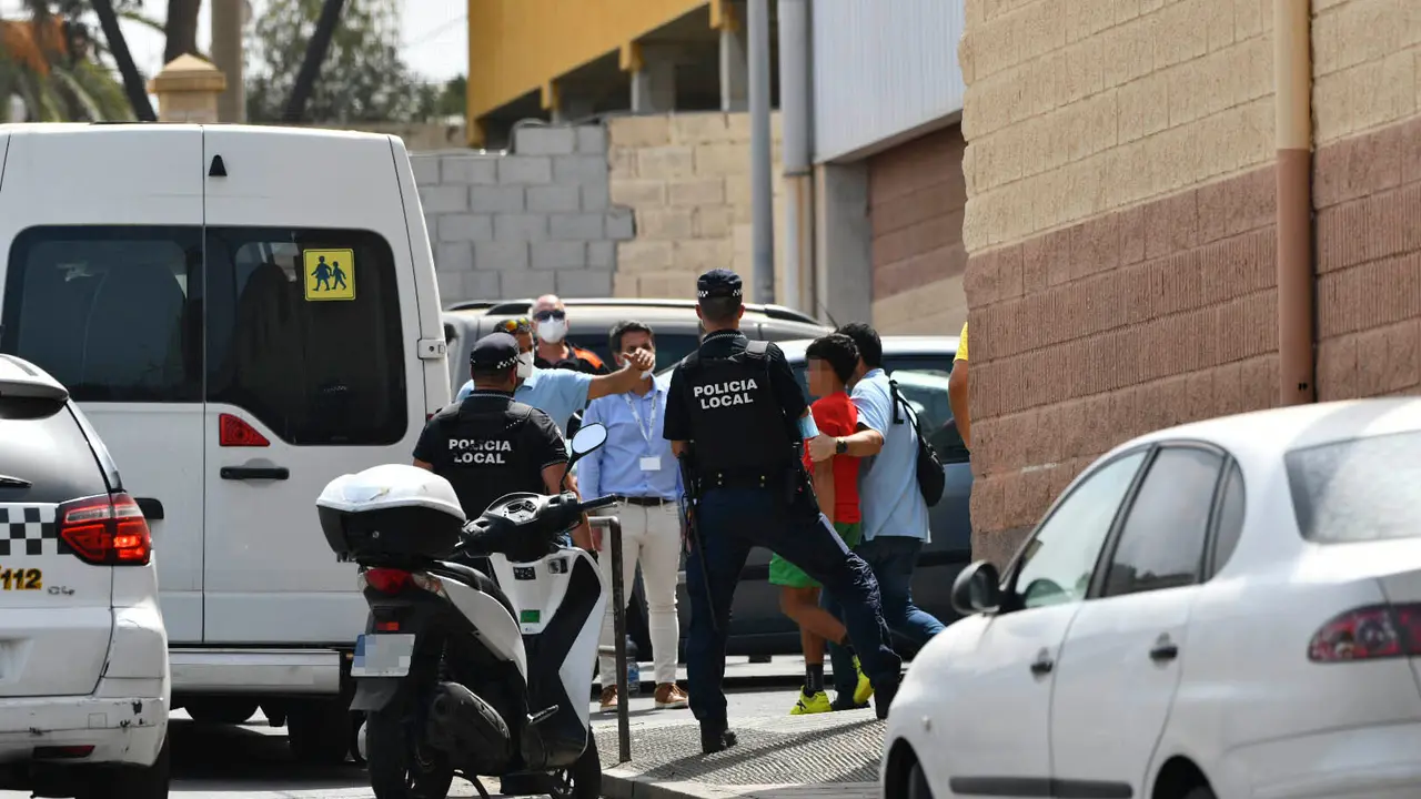 Varios agentes y veh&iacute;culos de la Polic&iacute;a Local de Ceuta acompa&ntilde;aron, en 2021, a menores no acompa&ntilde;ados hacia una furgoneta. Antonio Sempere / Archivo
