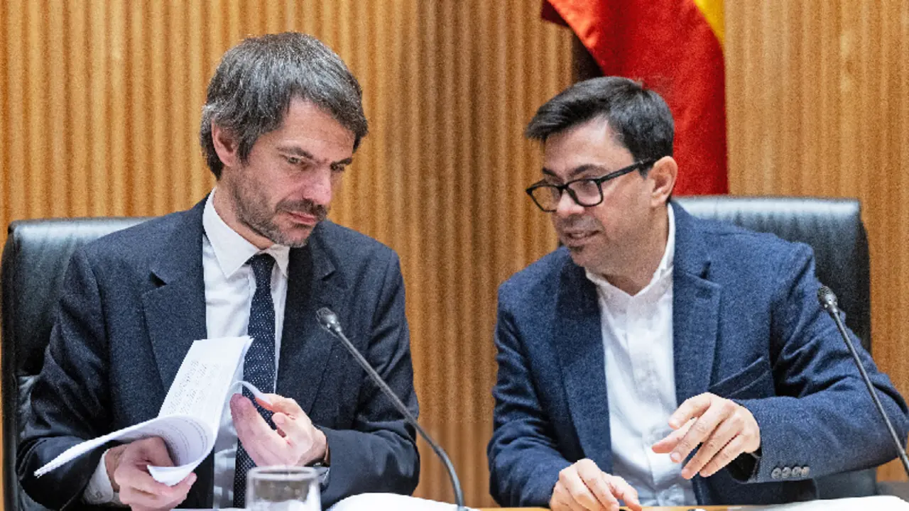 El ministro de Cultura, Ernest Urtasun (i), y el secretario primero de la Mesa del Congreso, Gerardo Pisarello (d). / Eduardo Parra