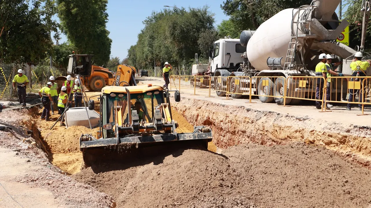 Un grupo de trabajadores en una obra. EP