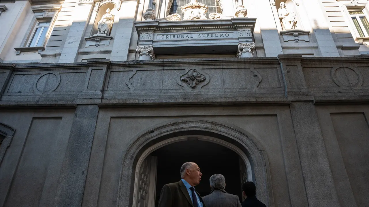 Varias personas junto al Tribunal Supremo. EP / Matias Chiofalo / Archivo