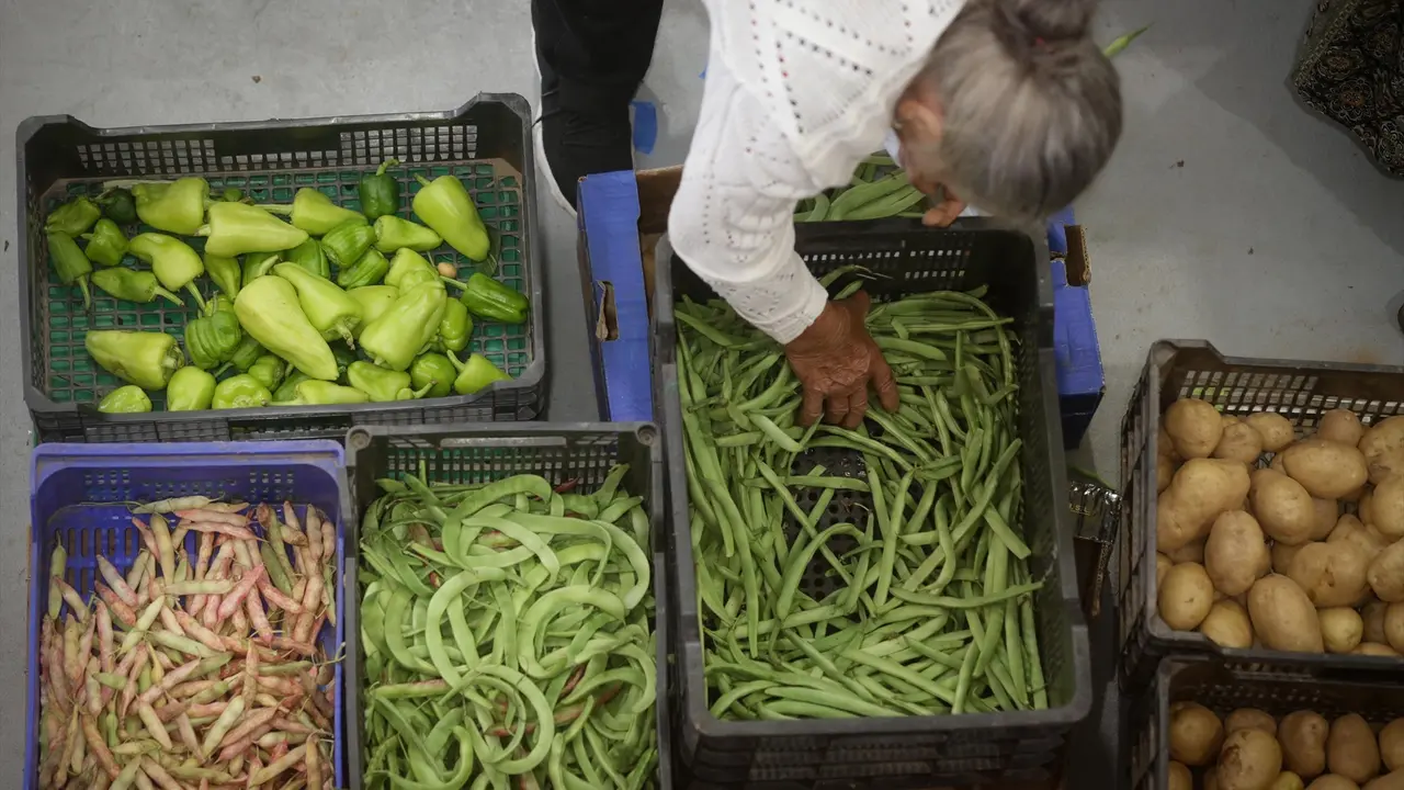 Una persona compra alimentos en un mercado. EP / Carlos Castro / Archivo