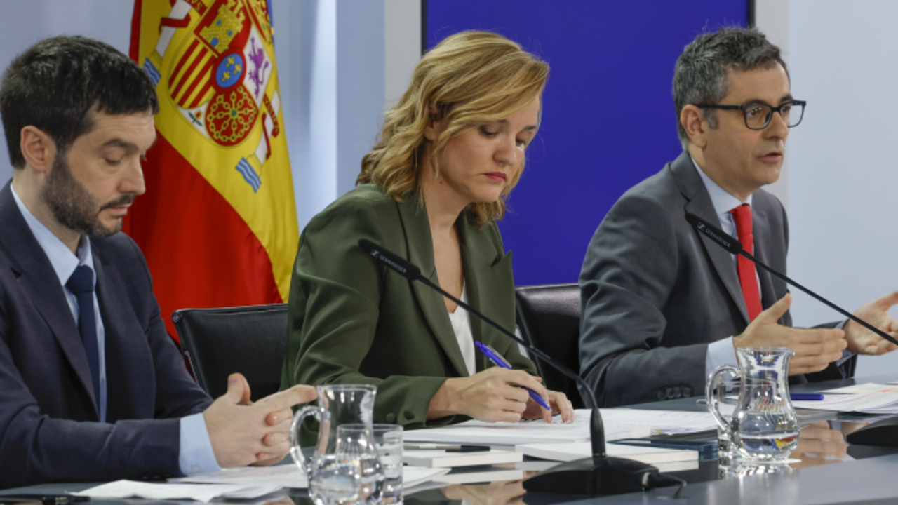 Los ministros de Derechos Sociales y de Justicia, flanqueando a la portavoz. EFE