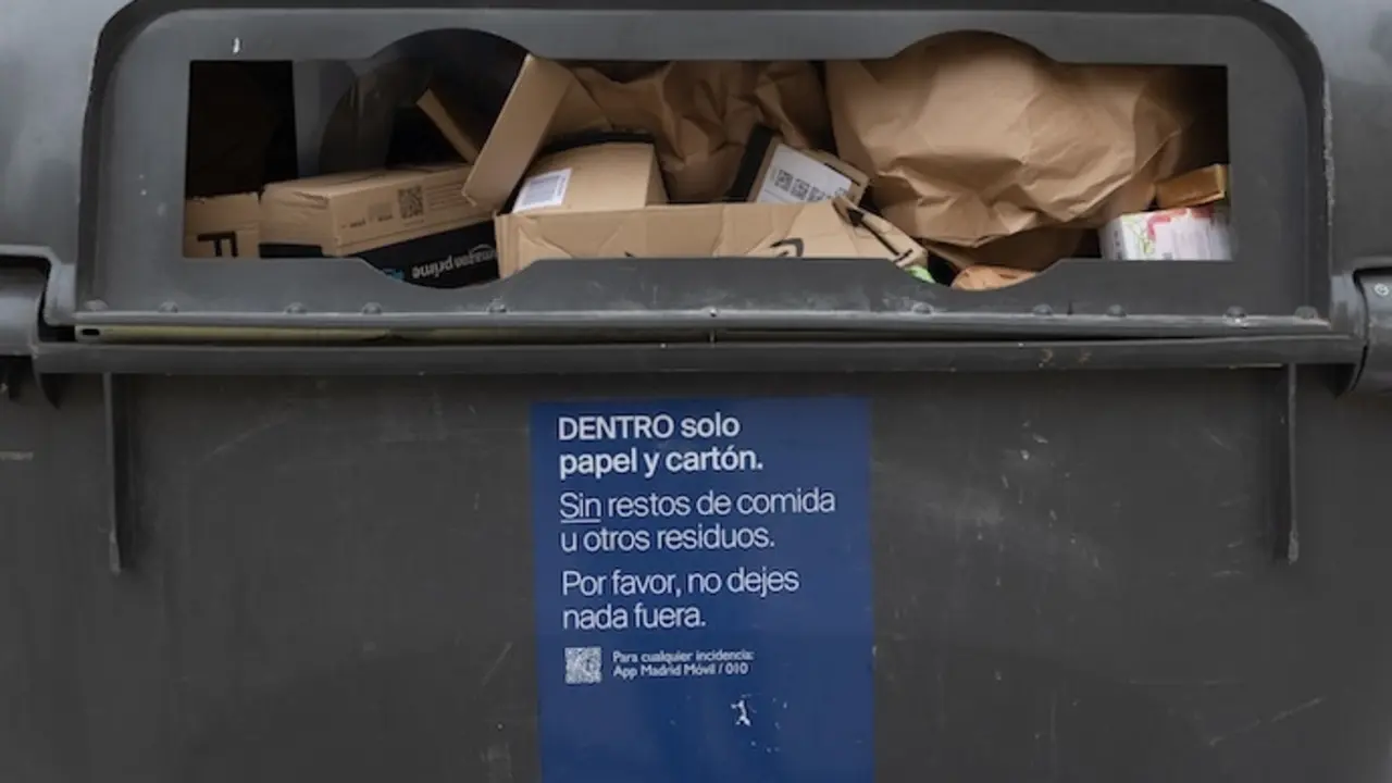 Un contenedor de basura, a 29 de diciembre de 2023, en Madrid (Espa&ntilde;a). El Ayuntamiento de Madrid ha pedido colaboraci&oacute;n a la ciudadan&iacute;a no sacando la basura en Nochebuena, Navidad, Nochevieja y A&ntilde;o Nuevo, debido a que esos d&iacute;as no hay servicio de recogida. Dichas labores se reforzar&iacute;an los d&iacute;as posteriores a los festivos, con el fin de retirar los residuos generados en las celebraciones. El servicio volver&aacute; a la normalidad la noche del pr&oacute;ximo 1 al 2 de enero.
29 DICIEMBRE 2023;BASURA;NOCHEVIEJA;CONTENEDOR;NAVIDAD;SERVICIO;M&Iacute;NIMO;BASURERO;CAMI&Oacute;N;
Eduardo Parra / Europa Press
29/12/2023