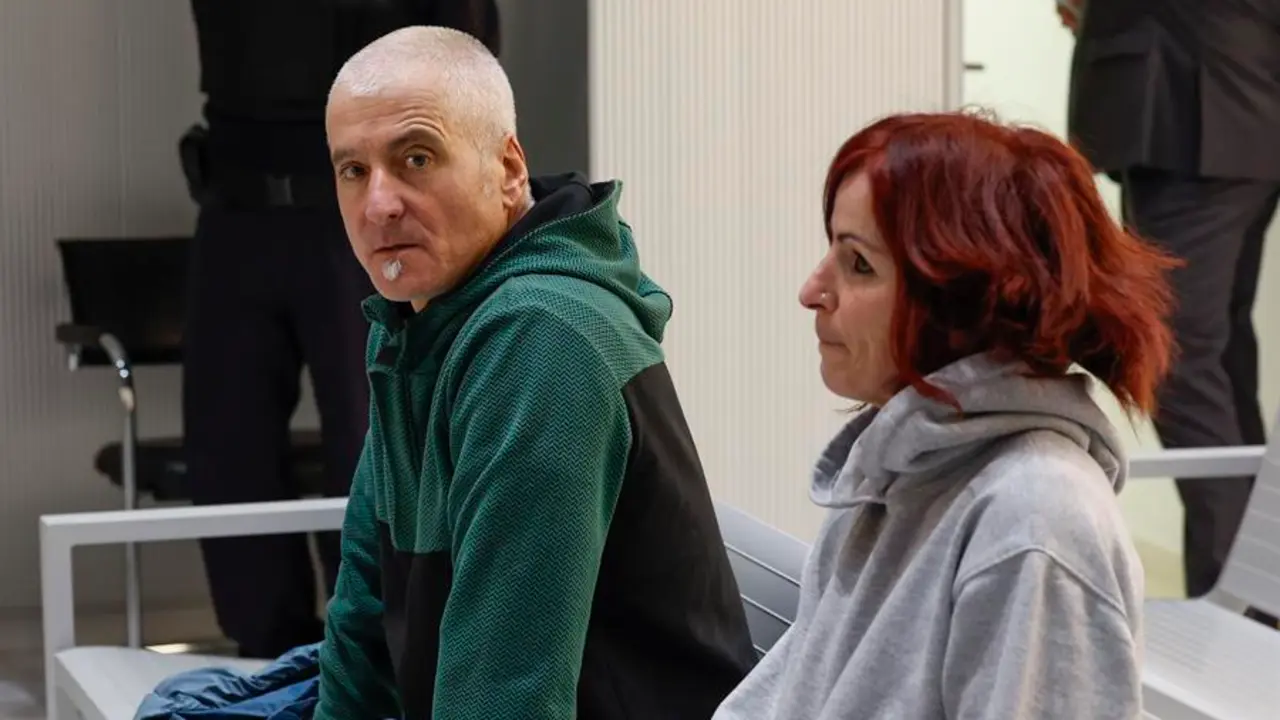 La Audiencia Nacional juzga este mi&eacute;rcoles a los exdirigentes de la banda terrorista ETA Javier Garc&iacute;a Gaztelu 'Txapote' (i) e Irantzu Gallastegi (d) por el asesinato del concejal del PP en Renter&iacute;a (Guip&uacute;zcoa) Manuel Zamarre&ntilde;o. EFE / Javier Liz&oacute;n