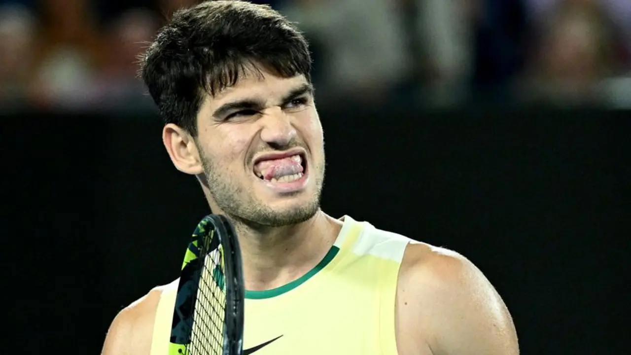 Carlos Alcaraz de Espa&ntilde;a reacciona durante su partido de cuartos de final masculino contra Alexander Zverev de Alemania en el d&iacute;a 11 del Abierto de Australia 2024 en Melbourne Park en Melbourne, Australia, 25 de enero de 2024. (Tenis, Alemania, Espa&ntilde;a) EFE/EPA/JOEL CARRETT AUSTRALIA Y NUEVA ZELANDA FUERA