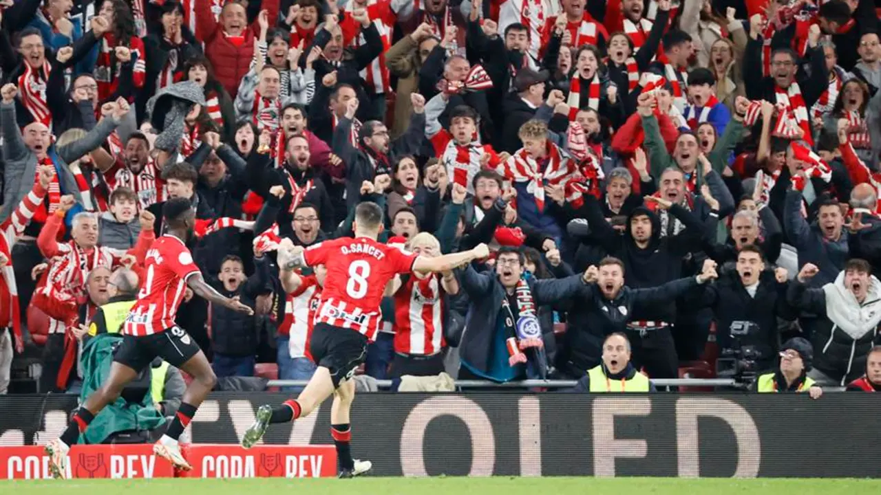BILBAO, 24/01/2024.- El delantero del Athletic I&ntilde;aki Williams (i) celebra su gol, tercero del equipo vasco ante el FC Barcelona, durante el partido de los cuartos de final de la Copa del Rey de f&uacute;tbol que Athletic Club y FC Barcelona disputan este mi&eacute;rcoles en el estadio de San Mam&eacute;s. EFE/Luis Tejido