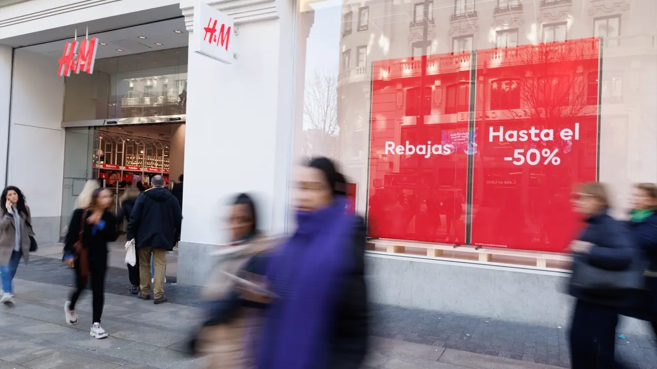 Varias personas caminan frente a una tienda de H&M. EP / Eduard Parra
