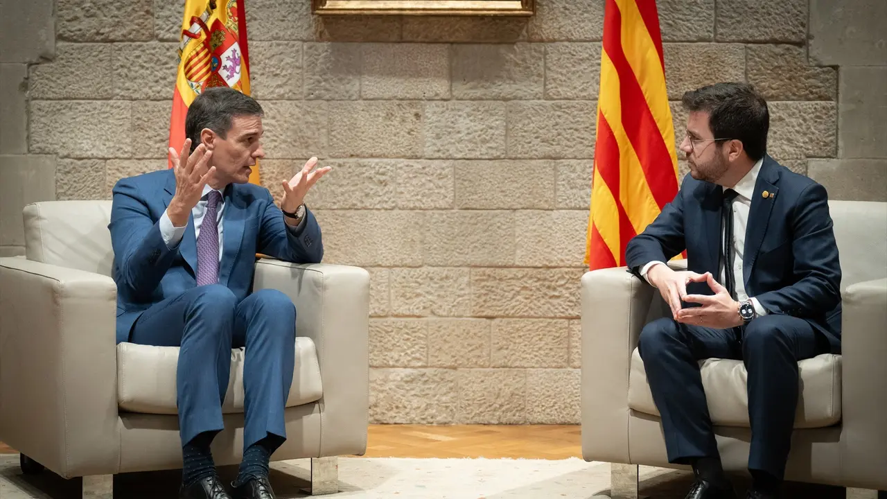 El presidente del Gobierno, Pedro S&aacute;nchez (i), y el president de la Generalitat de Catalunya, Pere Aragon&egrave;s (d). EP / David Zorrakino / Archivo