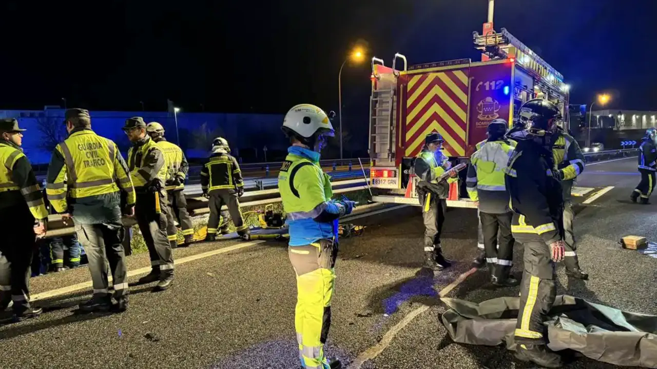 Imagen del accidente. Emergencias madrid
Tres muertos y tres heridos graves en un choque frontal en Madrid
Los fallecidos ten&iacute;an 37, 23 y 16 a&ntilde;os y se investiga si uno de los dos veh&iacute;culos circulaba en sentido contrario
