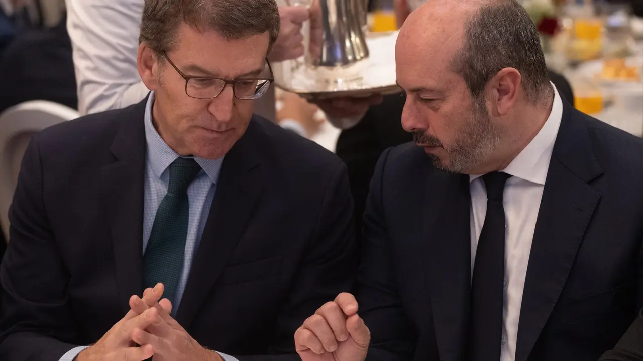 El presidente del Partido Popular, Alberto N&uacute;&ntilde;ez Feij&oacute;o (i) y el presidente del Senado, Pedro Roll&aacute;n (d), durante un desayuno informativo. EP / Eduardo Parra / Archivo