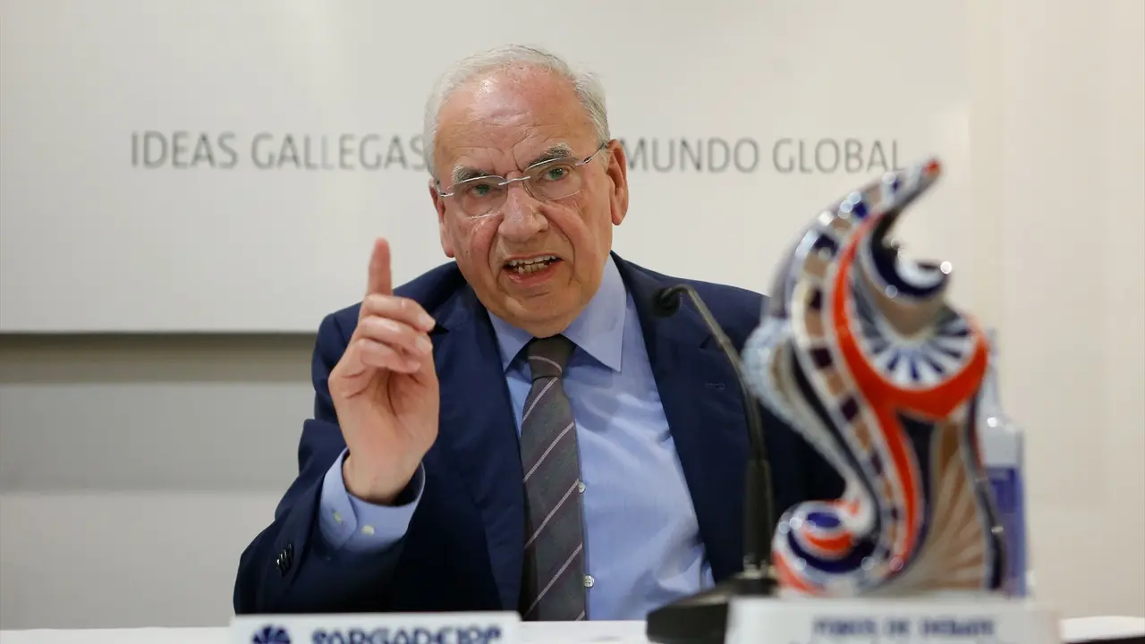 El exvicepresidente del Gobierno, Alfonso Guerra, durante un coloquio. EP / Carlos Castro