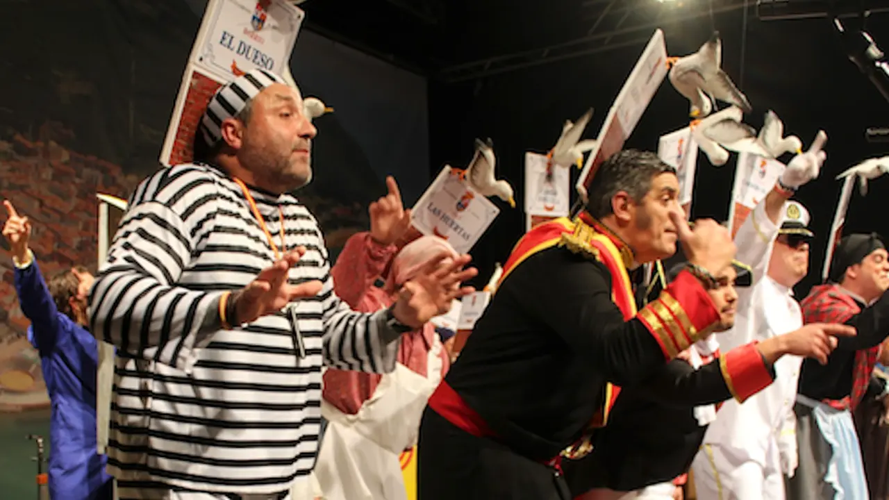 "Carnaval de Santo&ntilde;a: Una Noche de S&aacute;tira y M&uacute;sica que Pone en el Punto de Mira a Rubiales, Revilla y Ayuso"