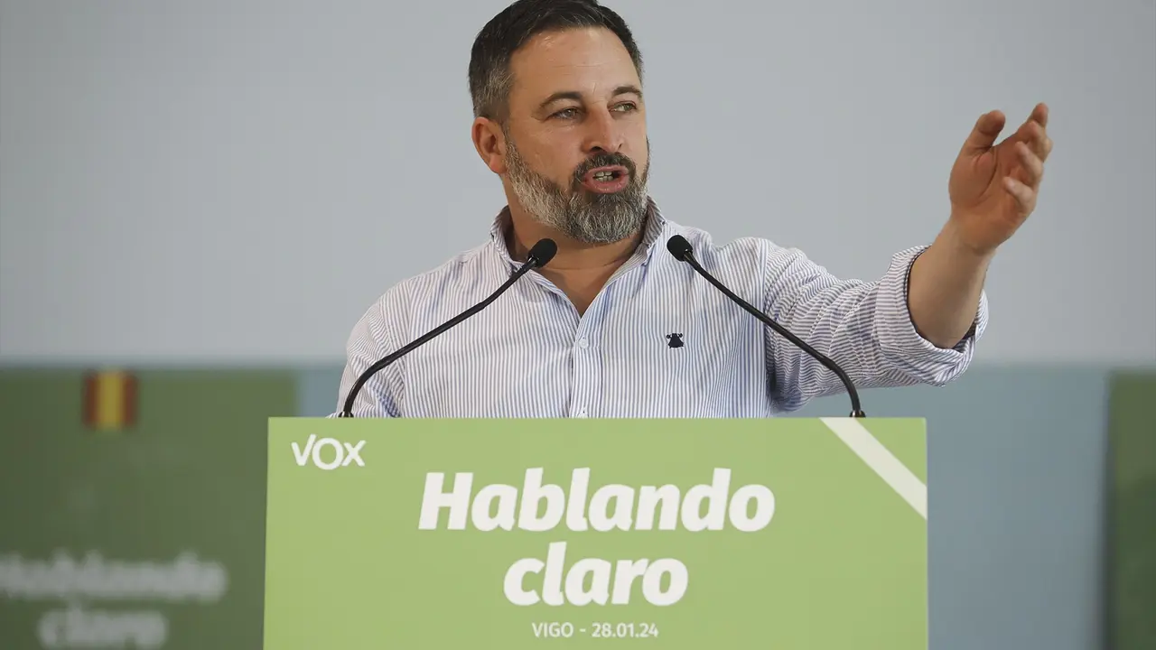 El presidente de Vox, Santiago Abascal, interviene durante un acto p&uacute;blico de precampa&ntilde;a, en el Auditorio Palacio de Congresos &lsquo;Mar de Vigo&rsquo;. EP / Adri&aacute;n Irago