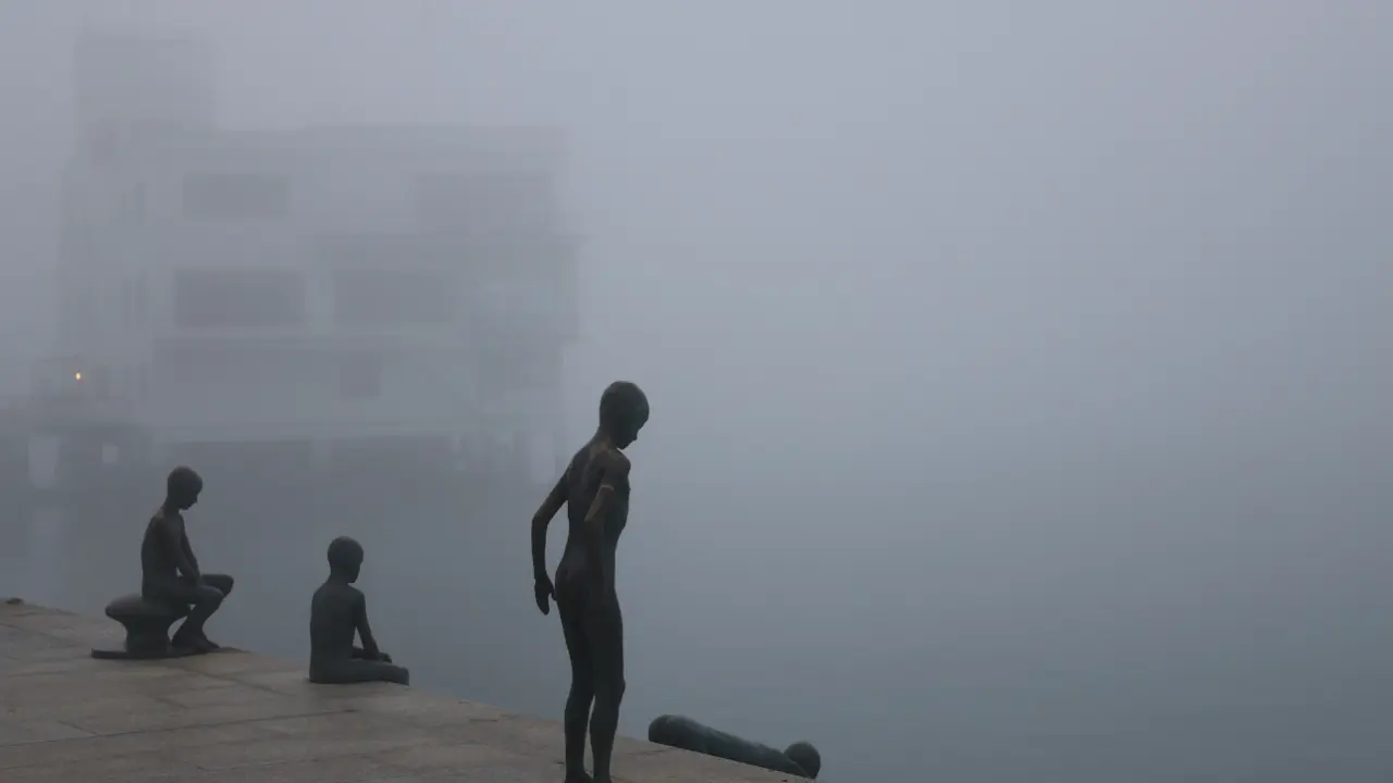 'Los Raqueros' en Santander bajo la espesa niebla. / FACEBOOK