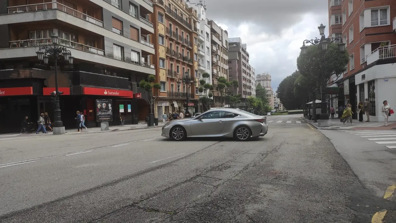 Una calle con varios pisos residenciales. EP