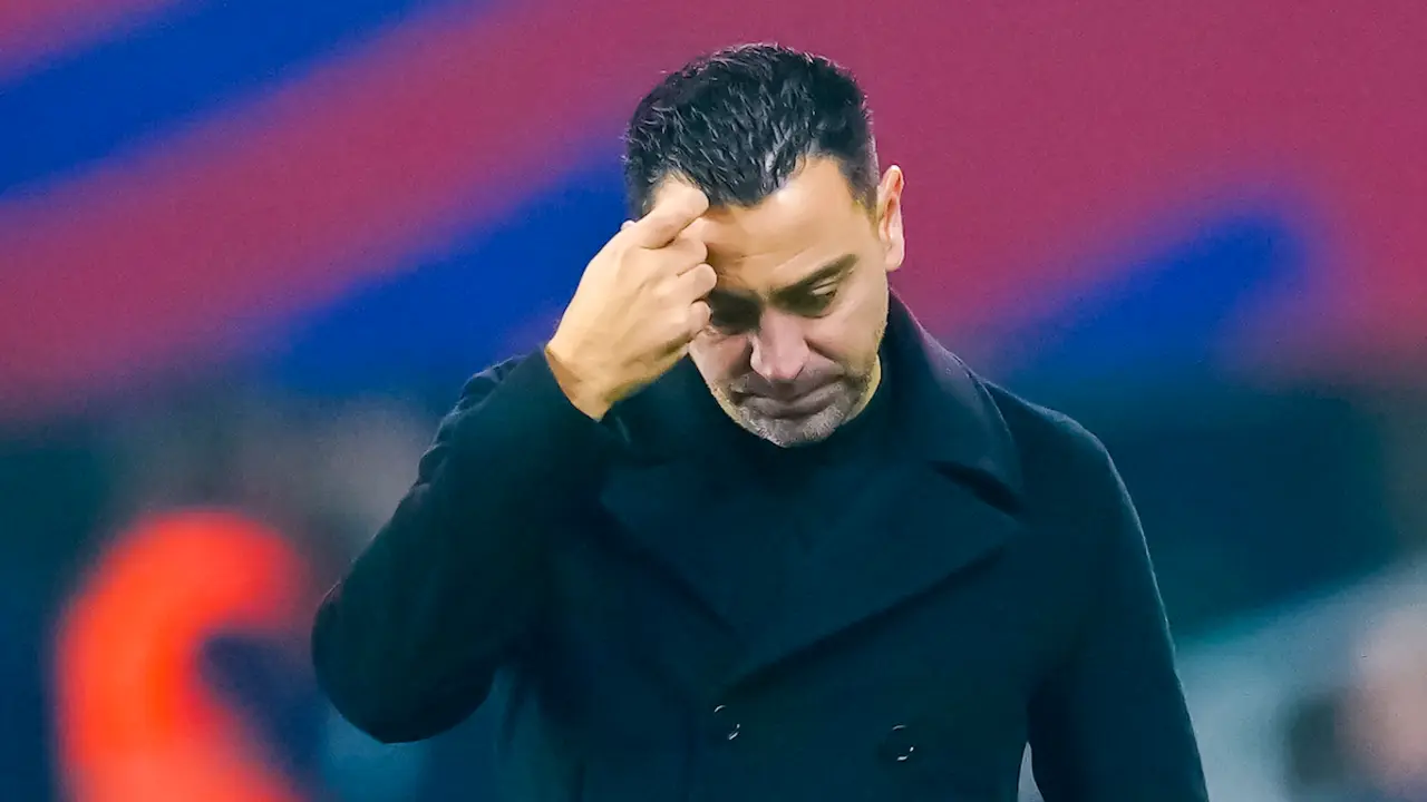 El t&eacute;cnico del FC Barcelona Xavi Hern&aacute;ndez durante el partido de la jornada 22 de LaLiga EA Sports entre el FC Barcelona y el Villarreal CF, este s&aacute;bado en el estadio Ol&iacute;mpico de Montjuic, en Barcelona. El entrenador del Barcelona, Xavi Hern&aacute;ndez, anunci&oacute; este s&aacute;bado, tras perder en LaLiga ante el Villarreal en el Estadio Llu&iacute;s Companys (3-5), que no seguir&aacute; en el cargo a partir del 30 de junio. EFE/ Enric Fontcuberta