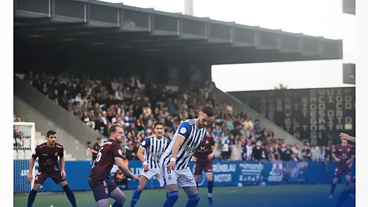 Javi Delgado controla un bal&oacute;n ante el Avil&eacute;s. / Alerta
