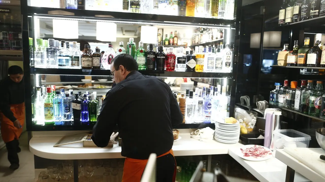 Una persona trabajando en un bar. EP / Archivo