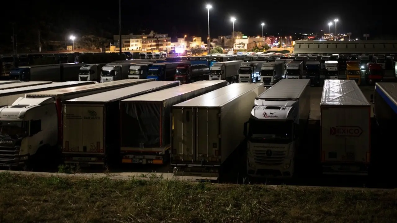Transportistas en un parking por las protestas en Francia. EP/ LORENA SOPENA