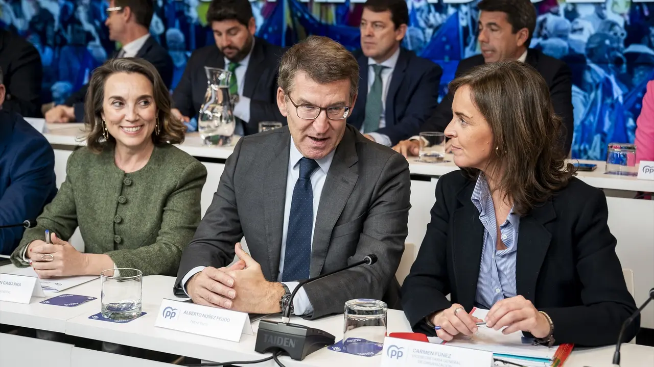 (I-D) La secretaria general del Partido Popular, Cuca Gamarra; el l&iacute;der del PP, Alberto N&uacute;&ntilde;ez Feij&oacute;o, y la vicesecretaria de Organizaci&oacute;n Territorial del PP, Carmen F&uacute;nez, durante la Junta Directiva Nacional del Partido Popular. EP / A. P&eacute;rez Meca