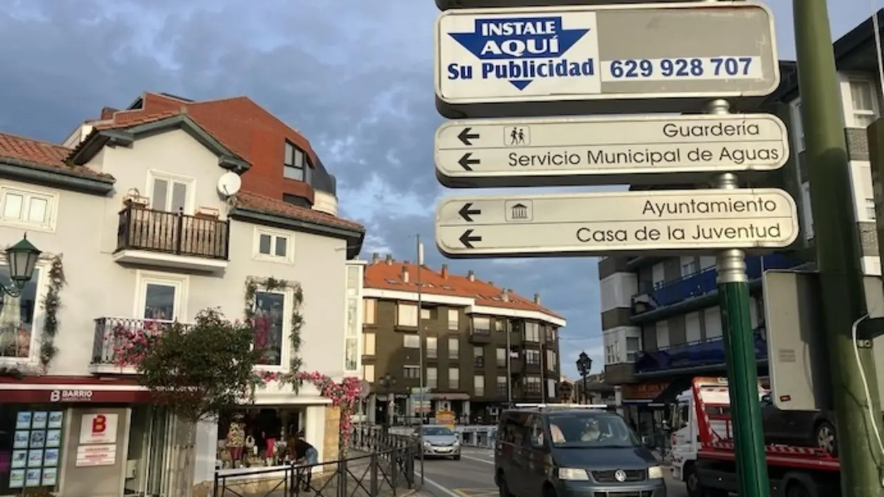 Vista de los carteles del Ayuntamiento de Suances. / A.E.