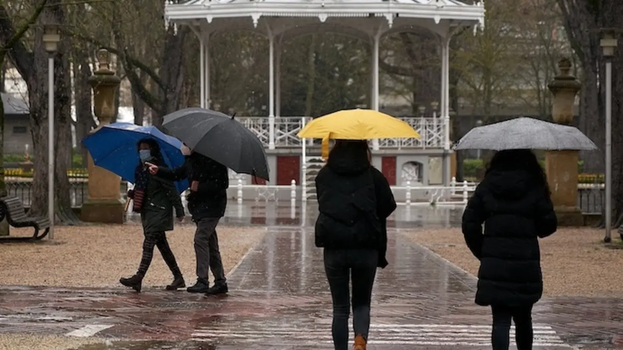 Varias personas se refugian con un paraguas de la lluvia. / Pablo Gonz&aacute;lez