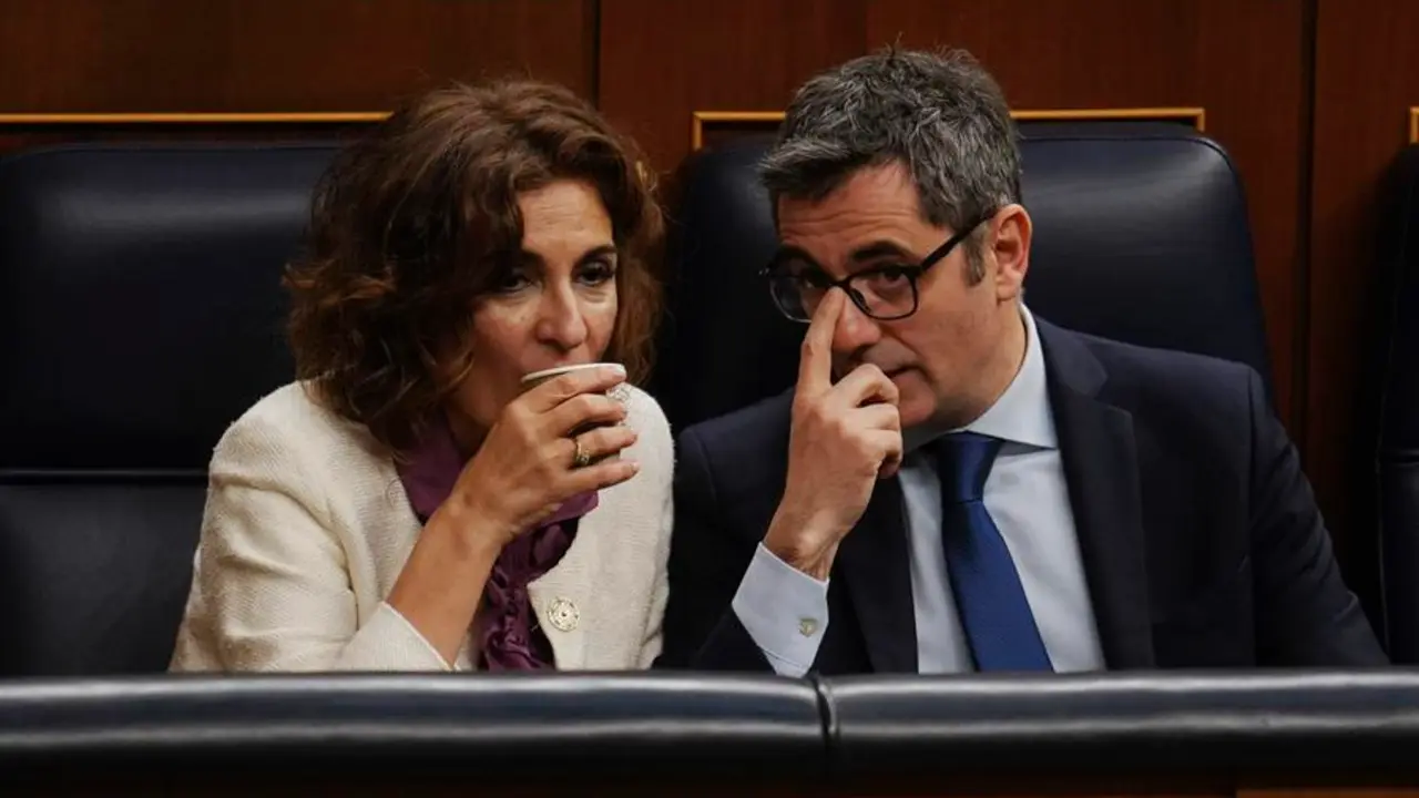 Los ministros Mar&iacute;a Jes&uacute;s Montero y F&eacute;lix Bola&ntilde;os asisten este martes al pleno extraordinario del Congreso de los Diputados en Madrid que debate la ley de amnist&iacute;a. EFE / Daniel Gonz&aacute;lez