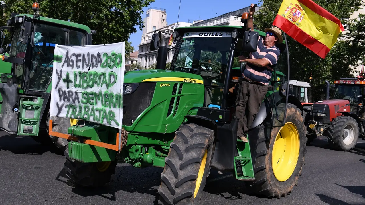 Un hombre subido a un tractor participa en una tractorada realizada el 5 de julio de 2023. EP / Fernando S&aacute;nchez