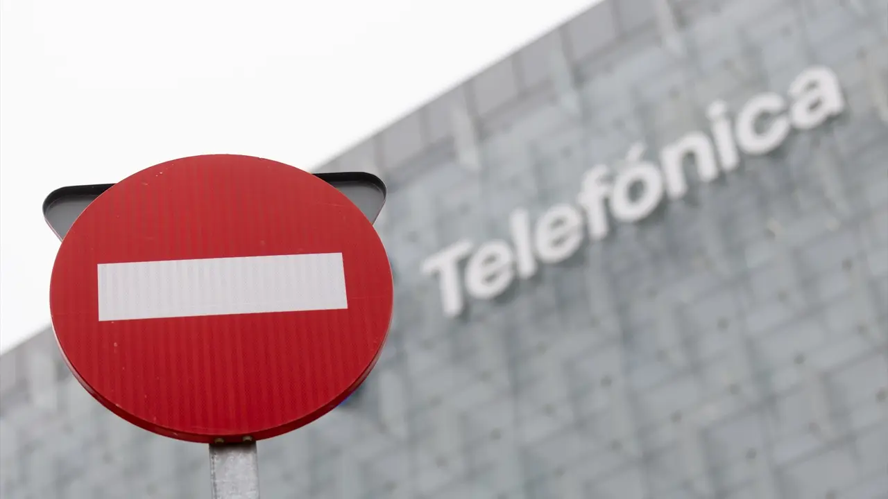 Una se&ntilde;al de prohibido frente a la sede de Telef&oacute;nica. EP / Eduardo Parra