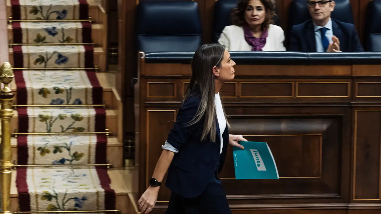 (I-D) La portavoz de Junts en el Congreso, Miriam Nogueras, la vicepresidenta primera del Gobierno y ministra de Hacienda, Mar&iacute;a Jes&uacute;s Montero, y el ministro de la Presidencia, Justicia y Relaciones con las Cortes, F&eacute;lix Bola&ntilde;os. EP / Fernando S&aacute;nchez