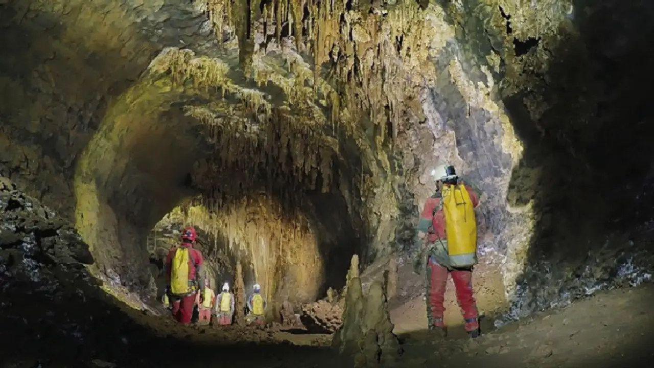 Vista del interior de una cueva del sistema de cavidades del Alto Tejuelo en Cantabria. / efe / SECJA Espeleolog&iacute;a