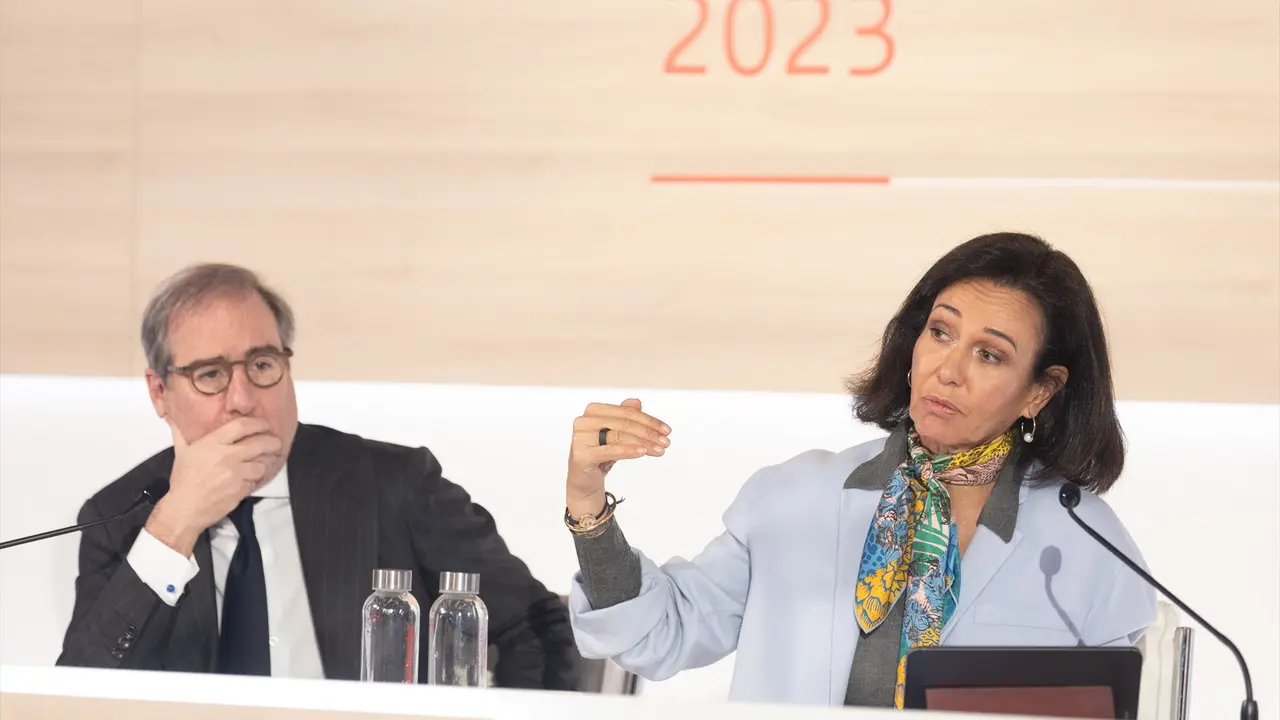 La presidenta del Banco Santander, Ana Bot&iacute;n, y el consejero delegado de la entidad financiera, H&eacute;ctor Grisi, durante la presentaci&oacute;n de los resultados del 2023 del Grupo Santander. EP / Eduardo Parra