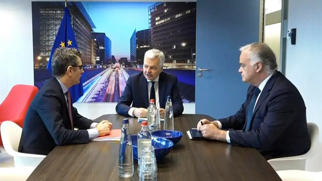 El comisario de Justicia europeo, Didier Reynders (c), ha reunido este mi&eacute;rcoles en Bruselas al ministro de Presidencia y Justicia, F&eacute;lix Bola&ntilde;os (i), y al vicesecretario de Acci&oacute;n Institucional del PP, Esteban Gonz&aacute;lez Pons. EFE / Pablo Garrig&oacute;s