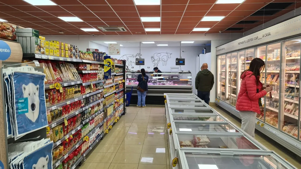 Varias personas comprando en un supermercado. EP