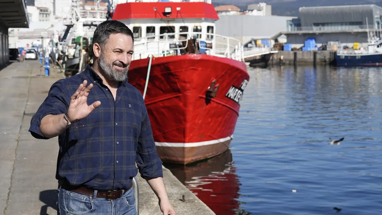 El l&iacute;der de Vox, Santiago Abascal, visita el puerto de Ribeira. EP / &Aacute;lvaro Ballesteros