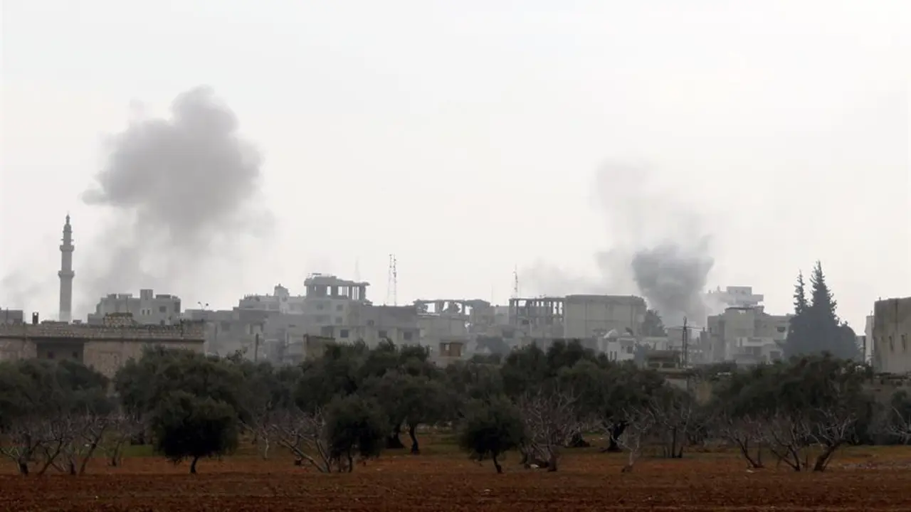 Humo se eleva durante un bombardeo en Siria, en una fotograf&iacute;a de archivo. EFE / Yahya Nemah