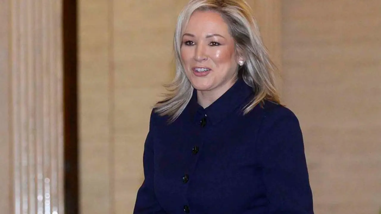 La nueva ministra principal de Irlanda del Norte, Michelle O'Neill, este s&aacute;bado en la sede del Parlamento. EFE / MARK MARLOW