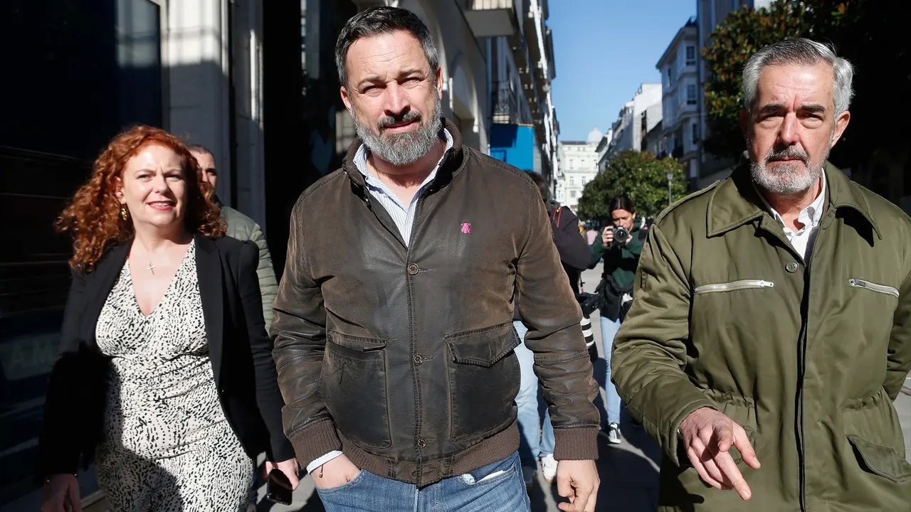 (I-D) La candidata de VOX en Lugo, Sonia Teijeiro, el l&iacute;der de VOX, Santiago Abascal, y el candidato a la Presidencia de la Xunta de Galicia y cabeza de lista de VOX por Pontevedra, &Aacute;lvaro D&iacute;az-Mella. EP / Carlos Castro