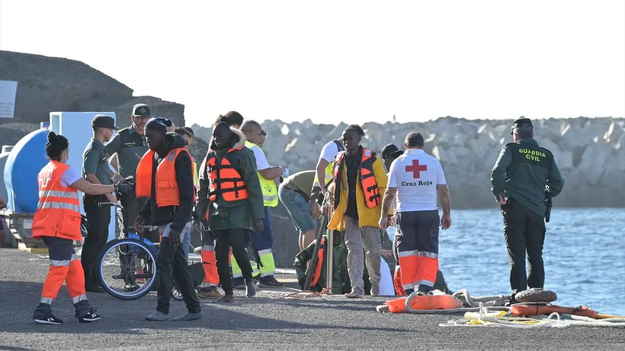Varios emigrantes son atendidos a su llegada al muelle de la Restinga. EP