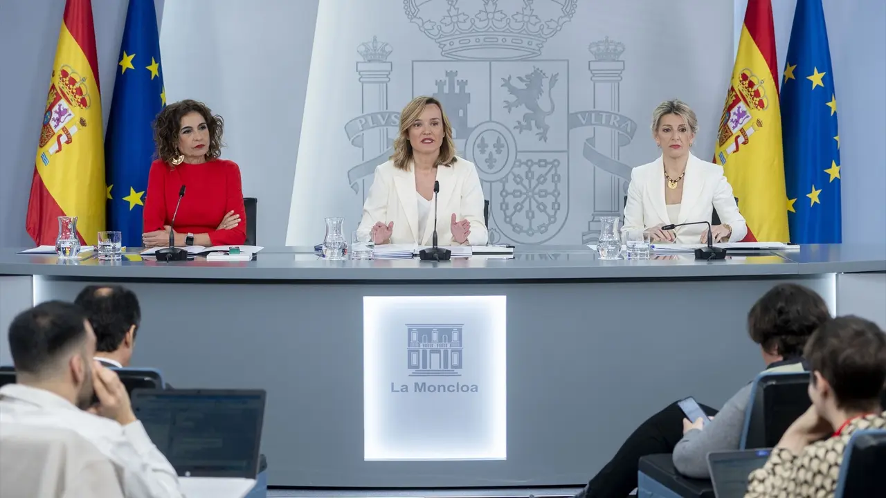 (I-D) La vicepresidenta primera y ministra de Hacienda, Mar&iacute;a Jes&uacute;s Montero; la ministra Portavoz, Pilar Alegr&iacute;a, y la vicepresidenta segunda y ministra de Trabajo y Econom&iacute;a Social, Yolanda D&iacute;az. EP / Alberto Ortega