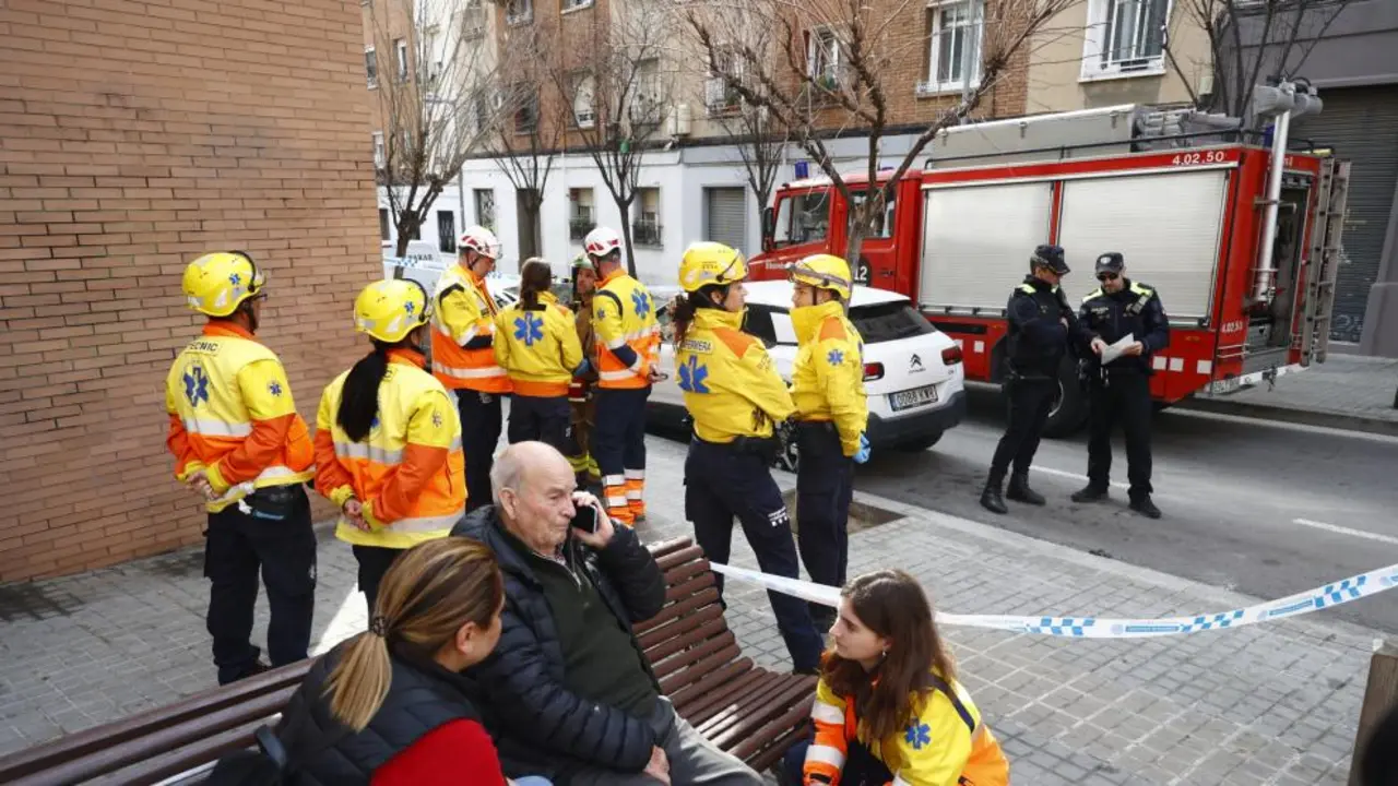Uno de los desalojados, en el exterior del edificio. / Quique Garc&iacute;a