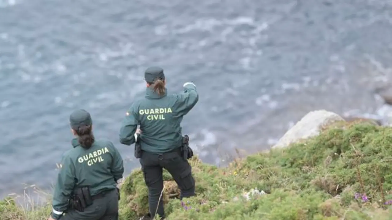 Dos agentes de la Guardia Civil en una imagen de archivo. (EFE:Eloy Alonso)