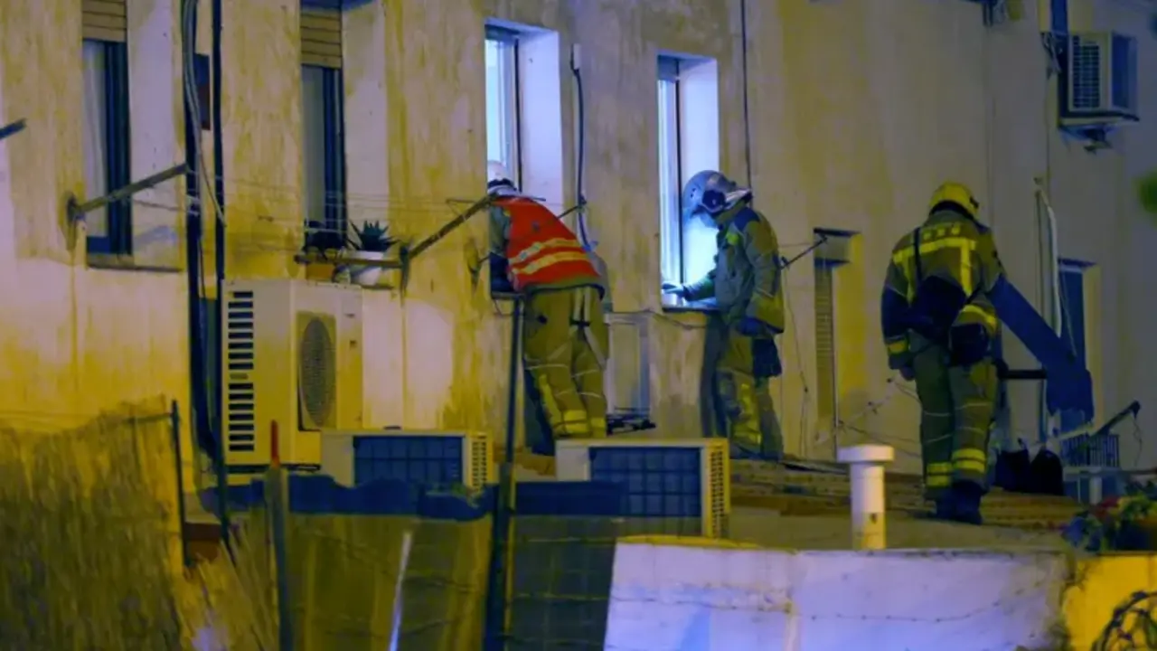 Efectivos de los Servicios de Emergencias trabajan en el edificio derrumbado el martes en Badalona (Barcelona). EFE/Quique Garc&iacute;a