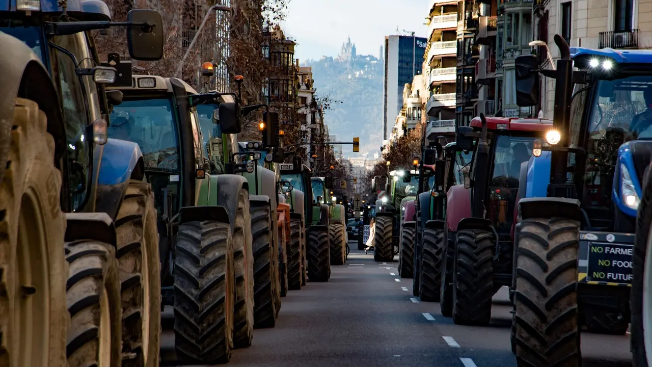 Varios tractores de agricultores llegan a la conselleria de Acci&oacute;n Clim&aacute;tica  en Barcelona. EP / Alberto Paredes